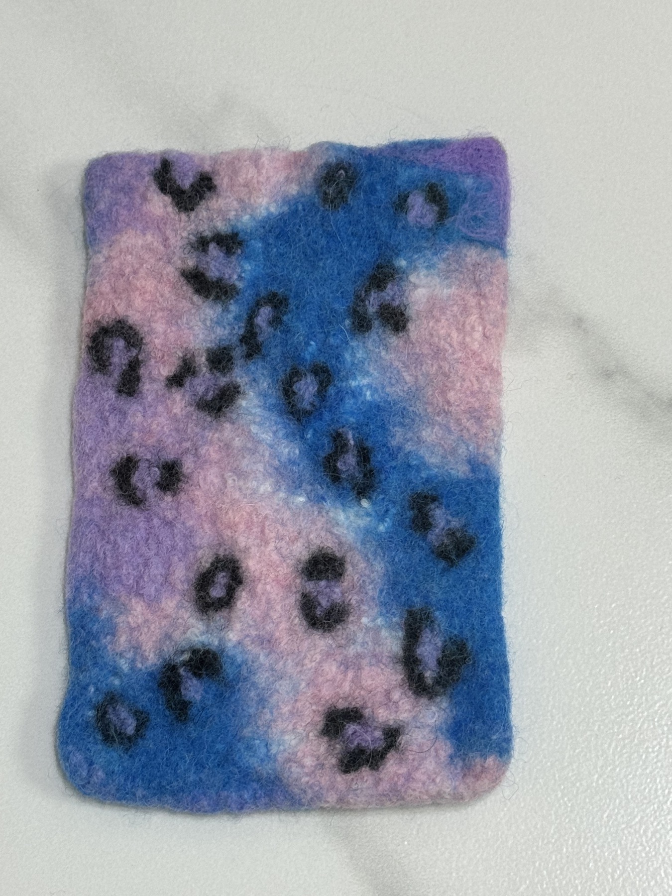 蓝粉豹纹毡化小包