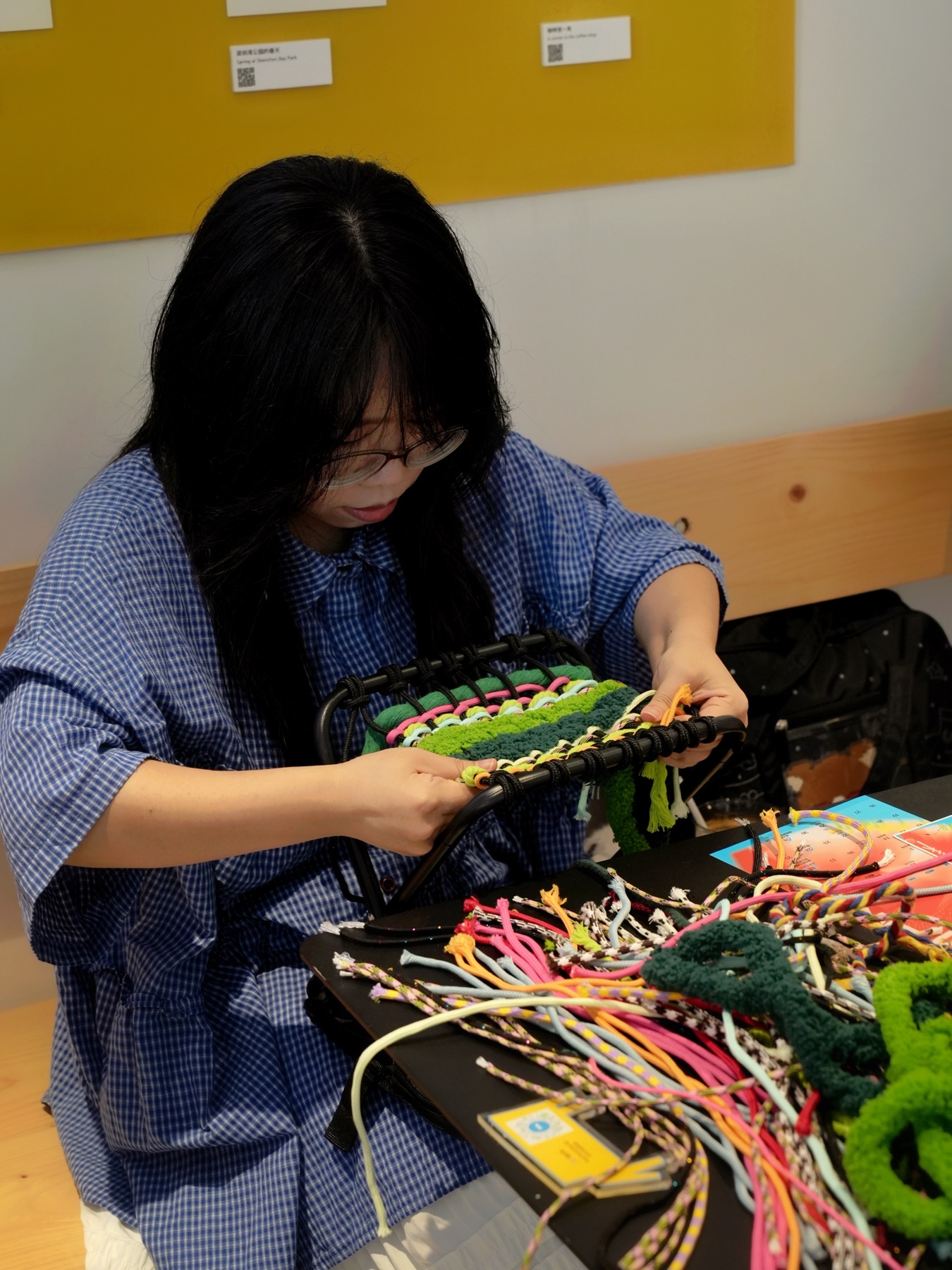 编绳铁艺小马扎手工坊现场